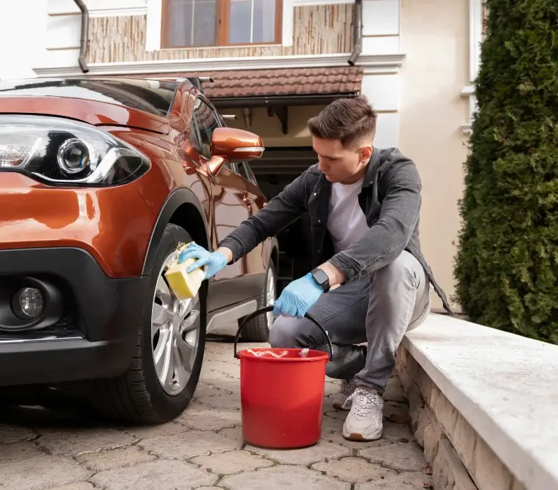 Lavage auto à domicile Bizeneuille : professionnel intervenant sur un véhicule